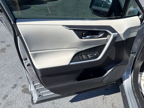 Used 2021 Toyota RAV4 XLE Premium image 16