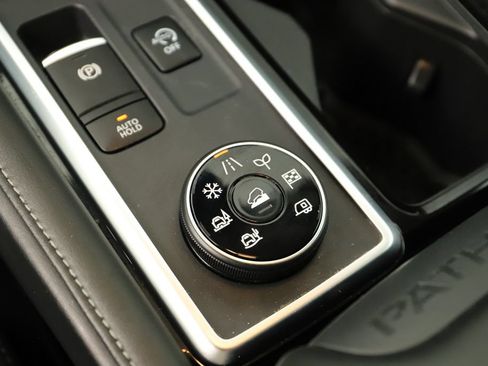 Used 2022 Nissan Pathfinder SV AWD/4WD image 28