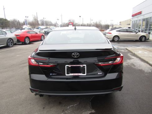 Used 2025 Toyota Camry SE image 7