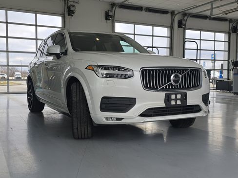 Used 2021 Volvo XC90 T6 Momentum image 3