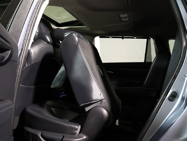 Used 2021 Toyota Highlander XLE AWD/4WD image 15