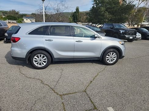 Used 2019 Kia Sorento LX image 6