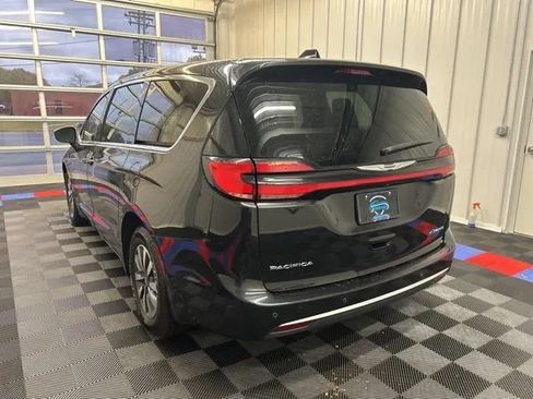 Used 2023 Chrysler Pacifica Touring-L FWD image 5