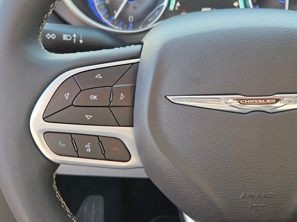 Used 2024 Chrysler Pacifica Touring-L FWD image 26