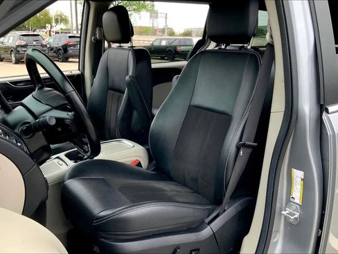 Used 2020 Dodge Grand Caravan SXT image 7