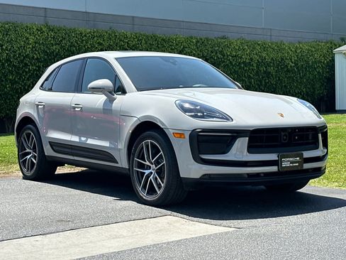 Certified 2025 Porsche Macan AWD/4WD image 10