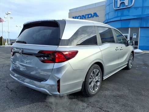 New 2026 Honda Odyssey Touring image 4