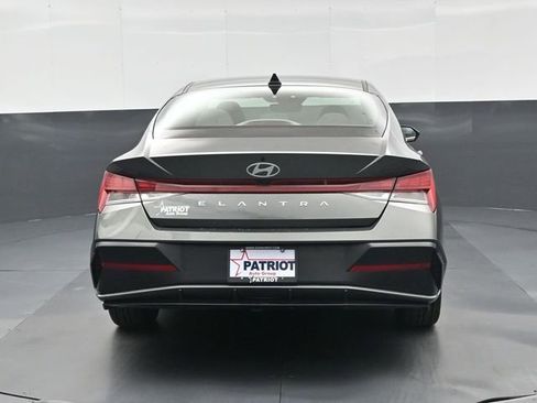 Used 2025 Hyundai Elantra SEL FWD image 5