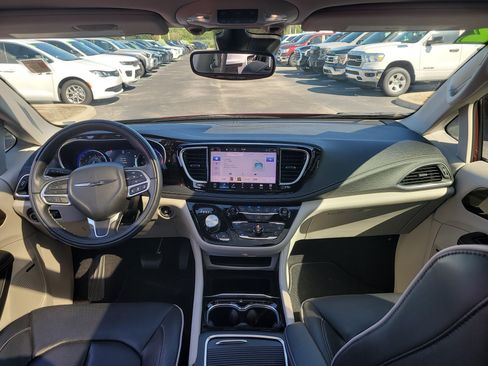 Used 2022 Chrysler Pacifica Limited FWD image 12