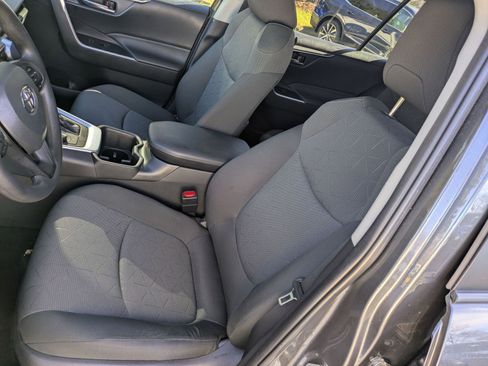 Used 2022 Toyota RAV4 XLE image 18