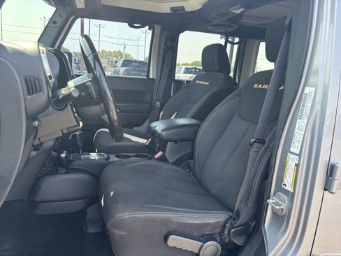 Used 2014 Jeep Wrangler Unlimited Sahara w/ Connectivity Group AWD/4WD image 9