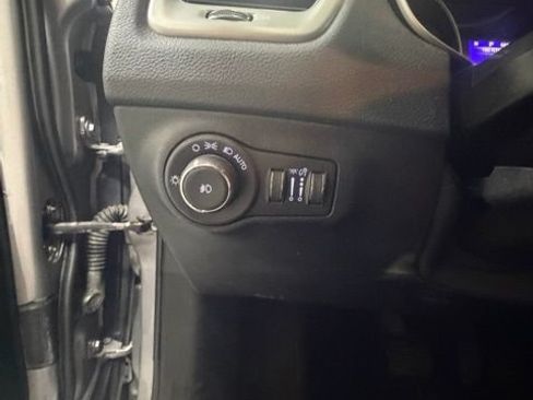 Used 2018 Jeep Compass Latitude FWD image 20