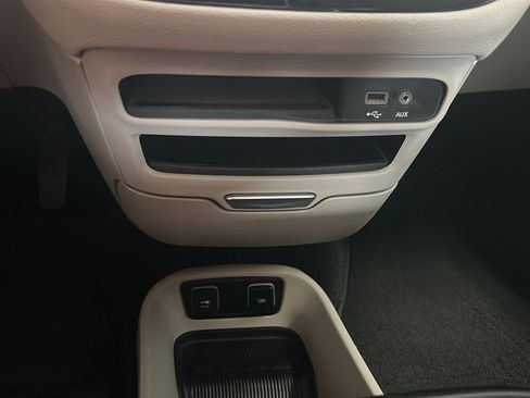 Used 2018 Chrysler Pacifica Limited w/ Tire & Wheel Group FWD image 24