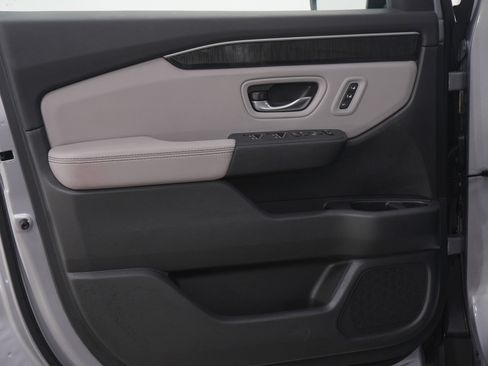 Used 2025 Honda Pilot Elite image 22