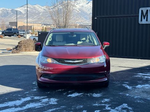 Used 2021 Chrysler Voyager Lxi image 2