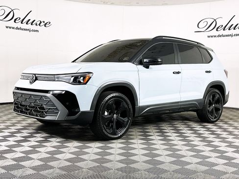 Used 2025 Volkswagen Taos SE AWD/4WD image 3