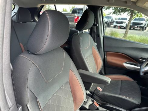 Used 2019 Nissan Kicks SR w/ Exterior Package FWD image 36