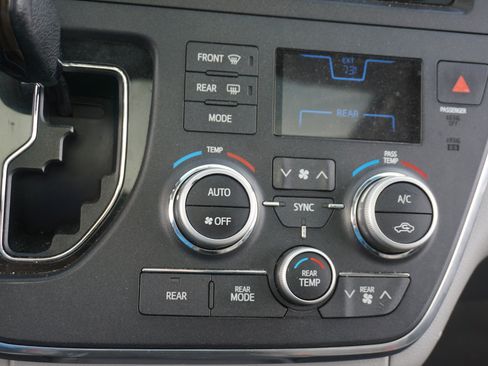 Used 2015 Toyota Sienna XLE image 13