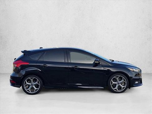Used 2018 Ford Focus ST FWD image 4