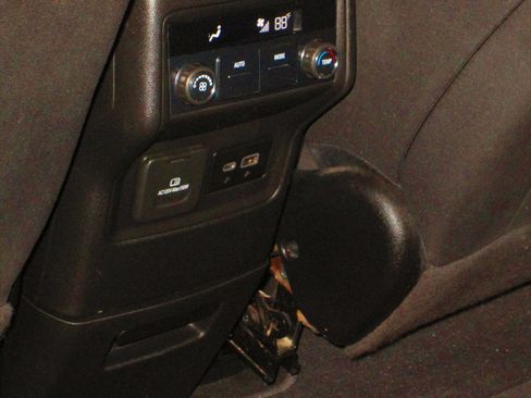 Used 2021 GMC Acadia SLE image 8