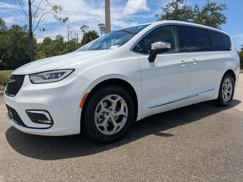 Used 2023 Chrysler Pacifica Limited FWD image 9