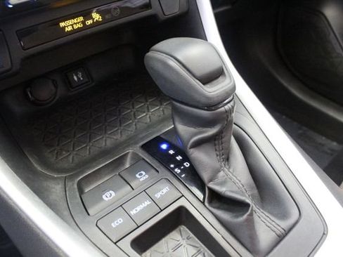 Used 2019 Toyota RAV4 XLE FWD image 16