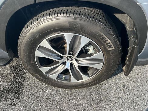 Certified 2024 Toyota Highlander XLE image 38