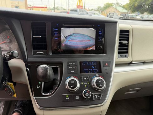 Used 2017 Toyota Sienna LE FWD image 19