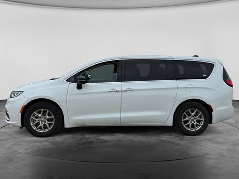 Used 2024 Chrysler Pacifica Touring-L FWD image 6