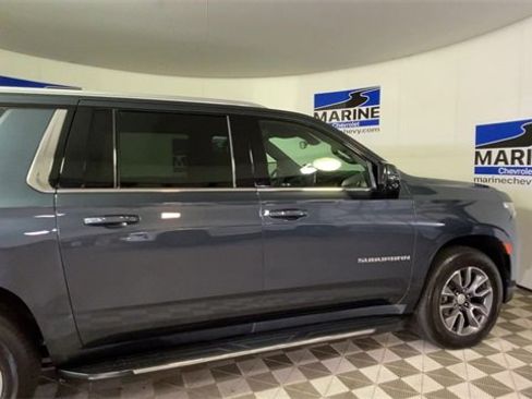 Used 2021 Chevrolet Suburban LT w/ Luxury Package image 2