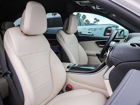 Used 2025 Mercedes-Benz GLC 300 4MATIC image 17