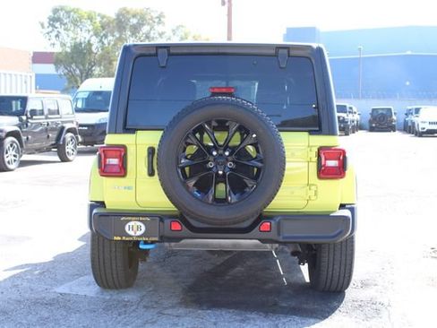 Used 2022 Jeep Wrangler Unlimited Sahara w/ Cold Weather Group AWD/4WD image 4