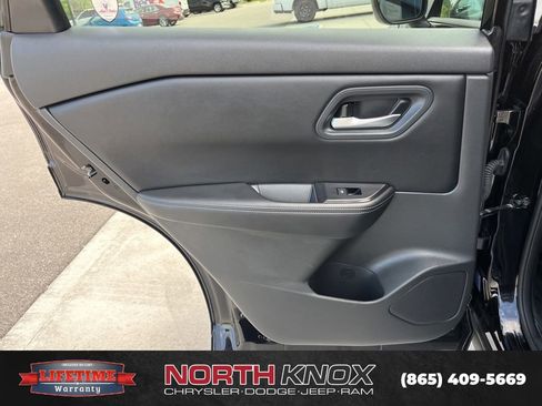 Used 2025 Nissan Rogue SV FWD image 14