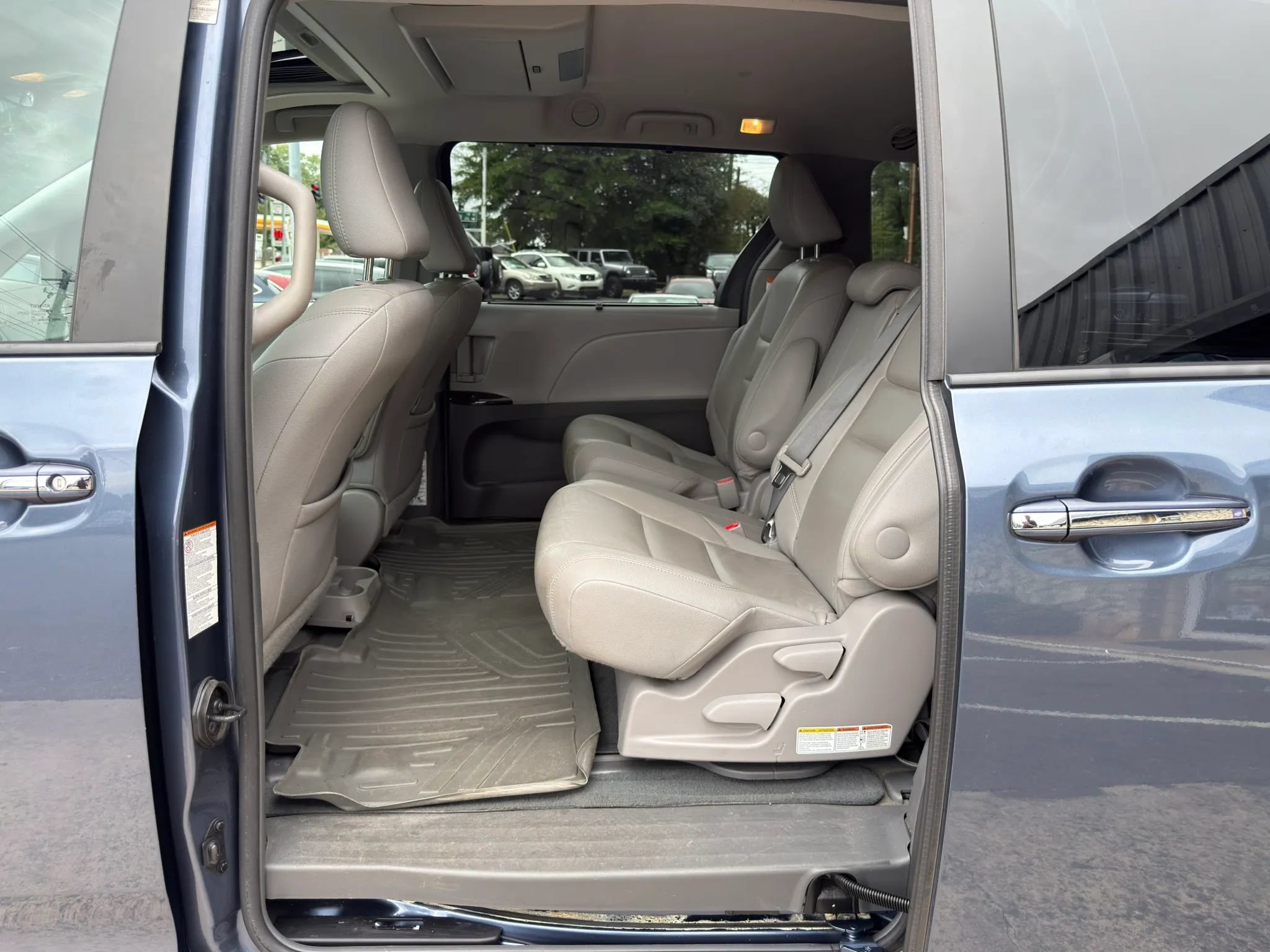 Used 2017 Toyota Sienna XLE Premium FWD image 39