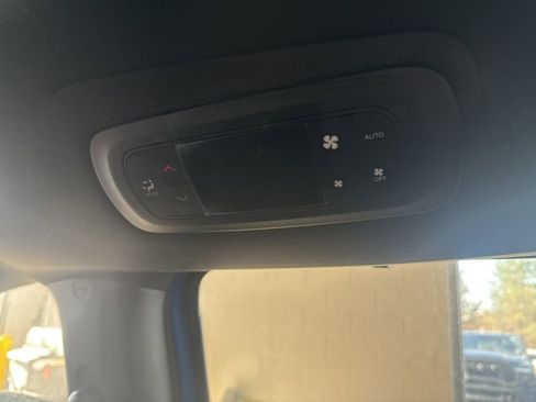 New 2026 Chrysler Pacifica Select FWD image 39
