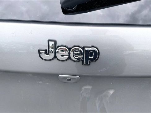 Used 2017 Jeep Cherokee Latitude w/ Safety/Convenience Group FWD image 31