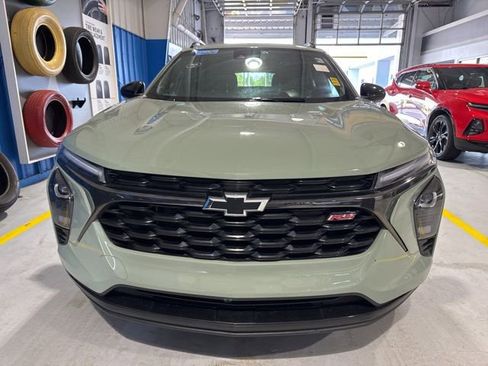 Used 2024 Chevrolet Trax RS w/ Driver Confidence Package FWD image 2