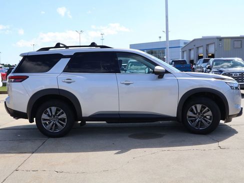 Used 2025 Nissan Pathfinder SV image 23
