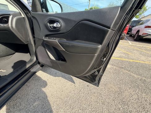 Used 2019 Jeep Cherokee Latitude Plus w/ Cold Weather Group AWD/4WD image 62