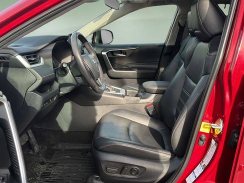 Used 2020 Toyota RAV4 XLE Premium image 11