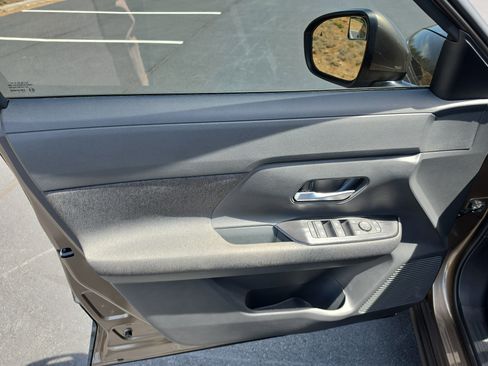 Used 2025 Nissan Kicks SV image 9