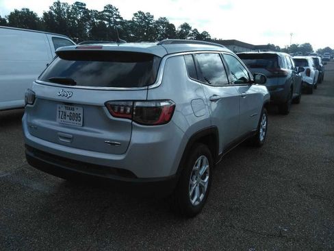 Used 2024 Jeep Compass Latitude AWD/4WD image 3