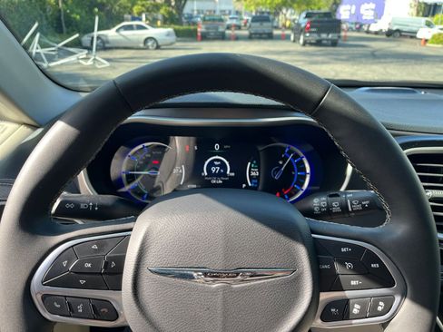 Used 2023 Chrysler Pacifica Touring-L FWD image 29