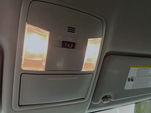 Used 2018 Toyota RAV4 LE FWD image 21
