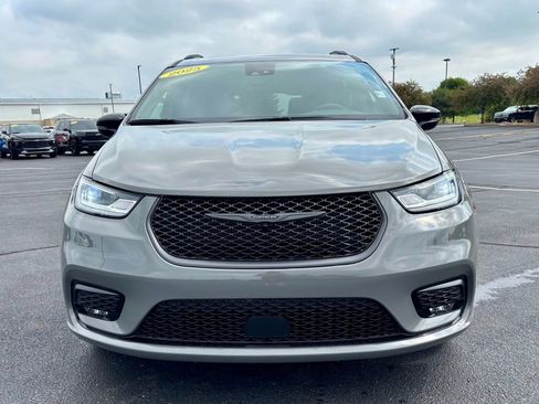 Used 2025 Chrysler Pacifica Limited FWD image 10