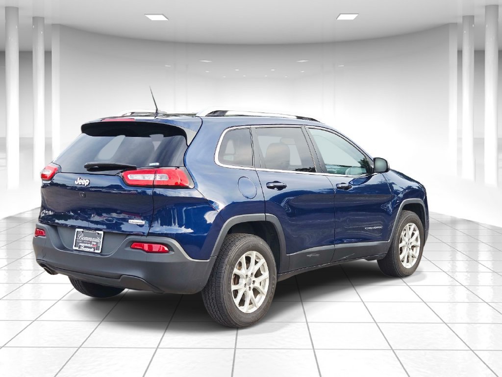 Used 2018 Jeep Cherokee Latitude w/ Cold Weather Group AWD/4WD image 3