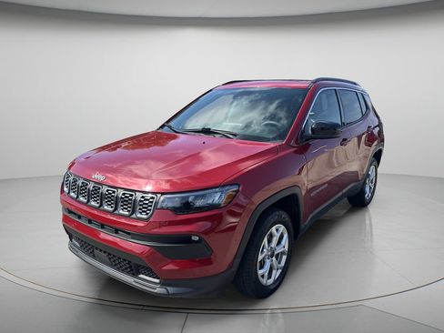 Used 2025 Jeep Compass Latitude w/ Sun & Sound Group AWD/4WD image 3
