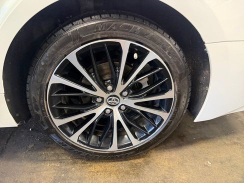 Used 2018 Toyota Camry SE w/ Moonroof Package FWD image 26