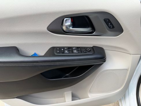 Used 2023 Chrysler Pacifica Touring-L image 14