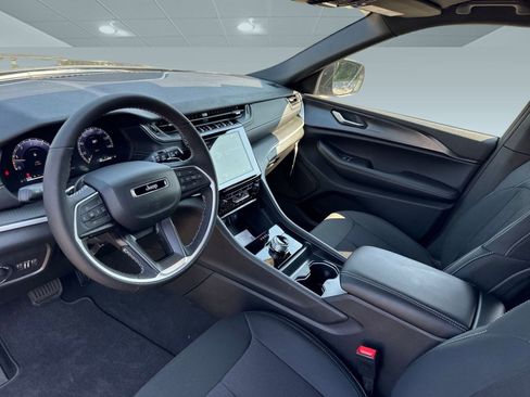 New 2025 Jeep Grand Cherokee L Laredo w/ Luxury Tech Group I image 4